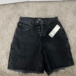 Never worn BDG uo 90s shorts size 24 🖤